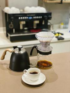卡利Reset (Hotel-Cafe-Coworking)的咖啡和柜台上的搅拌机