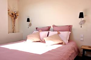 YzeronUn Jardin Secret的卧室配有一张带粉红色枕头的大床