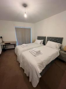 达特福德Dartford Lux Stay one bedroom apartment的卧室配有带毛巾的大型白色床