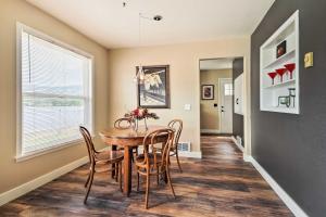 OrovilleWaterfront Osoyoos Lake Cottage with Beach and Patio!的一间带桌椅的用餐室