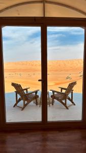 Badīyahalsaif camp的从窗口可欣赏到桌椅的景色
