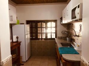 拉班达Finca Victoria的厨房配有白色冰箱和水槽