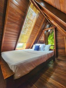 乌纳瓦图纳Sky View Cabin Unawatuna的窗户客房内的一张大床