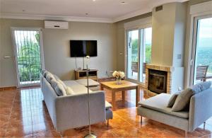 佩德雷尔Luxury Villa at La Sella Resort的客厅设有两张沙发和一个壁炉
