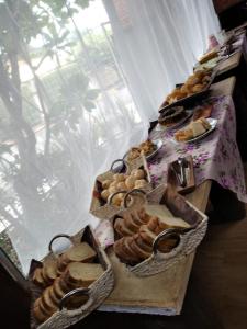 奥林匹亚Pousada Hospede Olimpia的一张桌子,上面有面包和糕点篮子