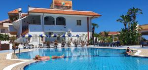圣多米尼卡达曼斯酒店的躺在酒店游泳池里的人