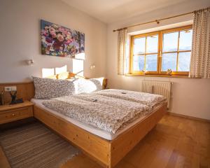 维尔德科格尔山麓布兰贝格Chalet Obenland Panorama Aussicht Kitzbühler Alpen的一间卧室设有一张床和一个窗口