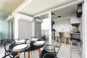 圣保罗River One 2303 - Luxury Studio的用餐室以及带桌椅的厨房。