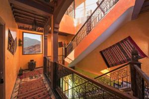 伊姆利尔伊姆利勒土城旅馆的山景房屋内的楼梯