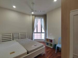 马六甲Ocean Palms的一间卧室设有一张大床和一个窗户。