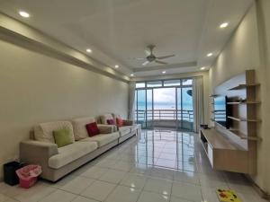 马六甲Ocean Palms的带沙发和电视的客厅