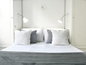 伦敦LUXURIOUS Terrace 2 Bedrooms in Relaxing Covent Garden Apartment的卧室配有白色的床铺和白色的枕头