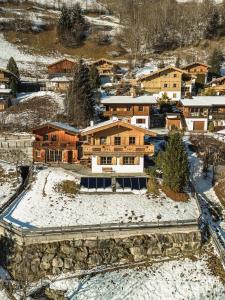 维尔德科格尔山麓布兰贝格Chalet Obenland Panorama Aussicht Kitzbühler Alpen的雪中房屋的空中景观