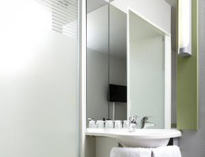拉朗埃塔亚琛拉朗酒店的一间带水槽和镜子的浴室