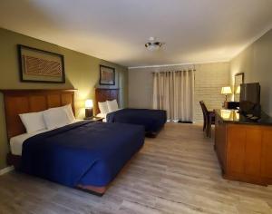 RooseveltRoosevelt Resort Park的酒店客房配有两张床和一张书桌
