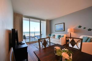 默特尔比奇Spectacular Ocean Front Real 1 Bedroom Condo, 2 Ba的一间带桌子的客厅和一间享有美景的客厅