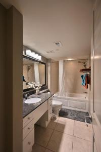 默特尔比奇Spectacular Ocean Front Real 1 Bedroom Condo, 2 Ba的浴室配有盥洗盆、卫生间和浴缸。