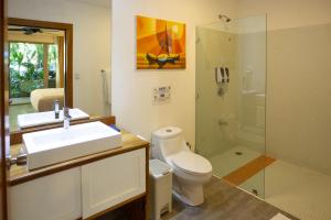 曼努埃尔安东尼奥La Vela Boutique Hotel的浴室配有卫生间、盥洗盆和淋浴。