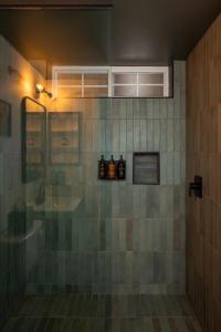 大熊湖Hotel Marina Riviera的带淋浴、水槽和瓶子的浴室