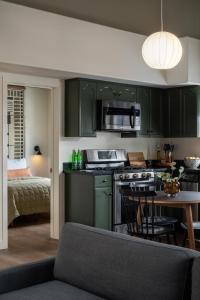 大熊湖Hotel Marina Riviera的厨房配有绿色橱柜和桌椅