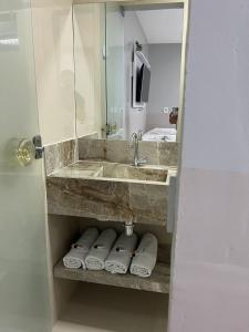 特雷西纳TERESINA HOTEL的浴室配有盥洗盆、镜子和毛巾