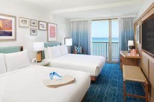 檀香山OUTRIGGER Reef Waikiki Beach Resort的酒店客房设有两张床,享有海景。