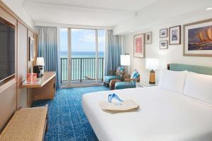 檀香山OUTRIGGER Reef Waikiki Beach Resort的酒店客房设有一张床,享有海景。