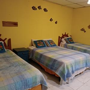 波托韦洛Villa Bella的黄色墙壁客房的两张床