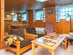 里伯6 person holiday home in Ribe的客厅配有椅子和茶几