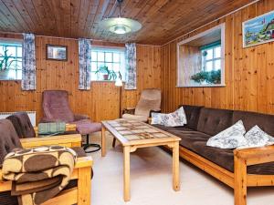 里伯6 person holiday home in Ribe的客厅配有沙发、桌子和窗户