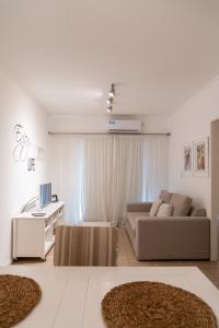 玛利亚镇Departamento Laura con Cochera的白色的客厅配有沙发和书桌