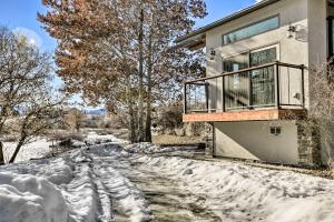 谢里登Stunning Sheridan Ranch Villa Mountain View!的雪覆盖车道上带阳台的房子