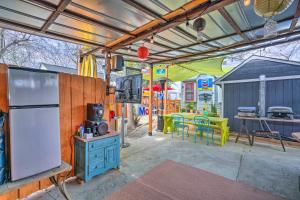 圣安东尼奥Bright Texas Cottage Near San Antonio Zoo!的天井配有冰箱和桌椅