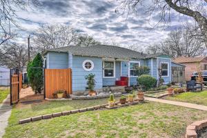 圣安东尼奥Bright Texas Cottage Near San Antonio Zoo!的院子中带围栏的蓝色房子