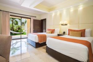 图卢姆Dreams Tulum Resort & Spa的酒店客房设有两张床和窗户。