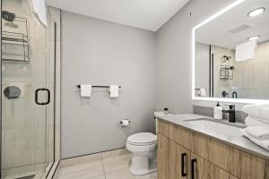华盛顿Coda on Half, a Placemakr Experience的浴室配有卫生间、盥洗盆和淋浴。