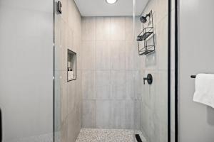 华盛顿Coda on Half, a Placemakr Experience的带淋浴的浴室和玻璃门