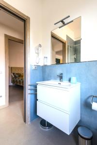 比萨Hostly - Cisanello Suite Apartment - Light and Colors的浴室设有白色水槽和镜子