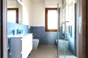 比萨Hostly - Cisanello Suite Apartment - Light and Colors的带淋浴、盥洗盆和卫生间的浴室