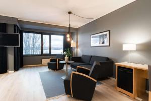 莫尔德Scandic Alexandra Molde的客厅配有沙发和椅子