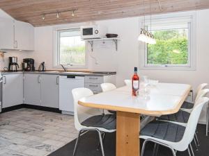 SønderbyHoliday home Sydals LXXVII的厨房以及带桌椅的用餐室。