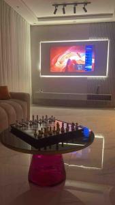 拉巴特Neuf et raffiné, centre ville Rabat的客厅配有电视前设有国际象棋桌