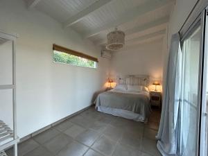圣佩德罗El Nopal - Alojamiento的一间卧室设有一张床和一个窗口