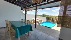 圣佩德罗El Nopal - Alojamiento的一个带桌子和游泳池的庭院