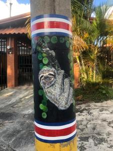 阿拉胡埃拉Casa Lupita Alajuela的一面画有鳄鱼的杆子