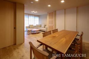 飞騨市IORI Stay HIDA的一间带桌子和沙发的用餐室
