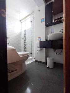 通哈Apartamentos Casa MJ Tunja的一间带水槽和卫生间的浴室