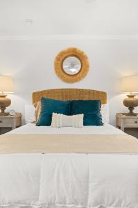 查尔斯顿Palmetto House of Charleston的一间卧室配有一张带蓝色枕头的大床
