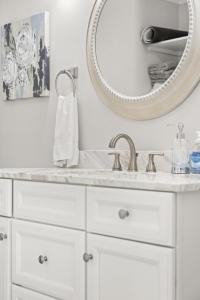 查尔斯顿Palmetto House of Charleston的白色的浴室设有水槽和镜子