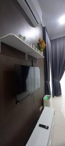 Kampong Alor GajahSarrah Homestay At Kasa Height Residence的一间墙上配有电视的房间